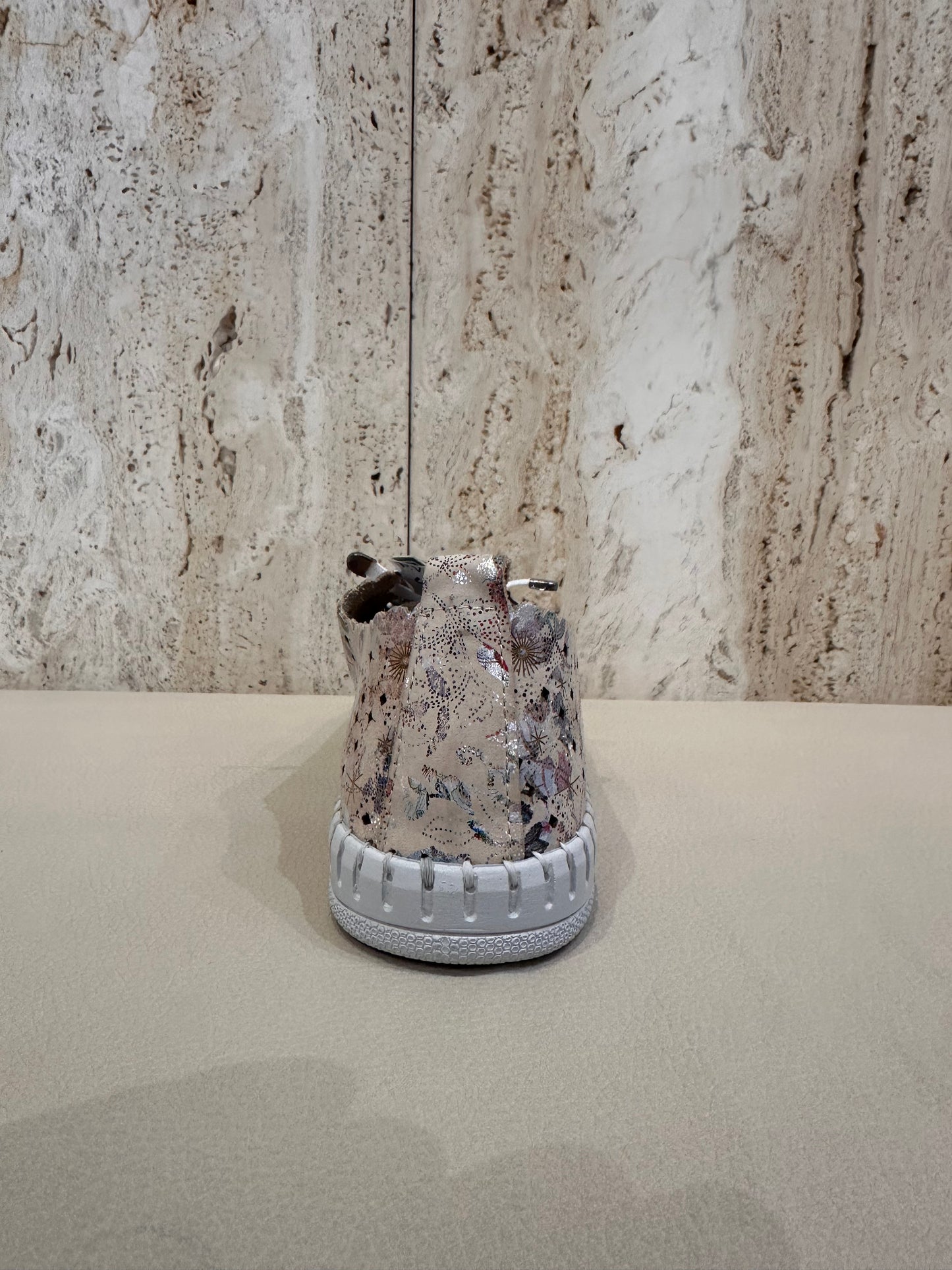 ZAPATILLA PIEL MANLISA TROQUELADA