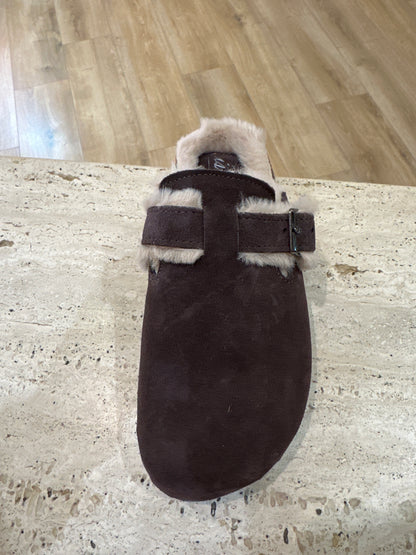 Zueco de pelo con hebilla