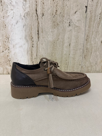 Zapato wallaby amarpies cordones en taupe